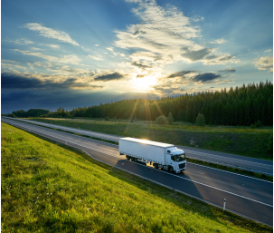 Lastbil der kører mod en grønnere fremtid